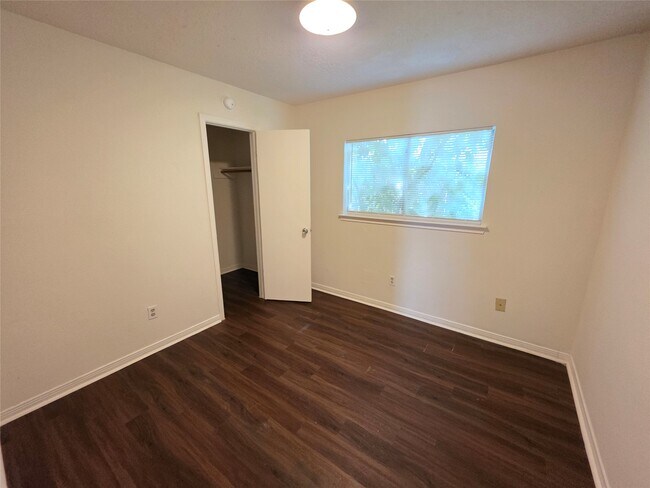 Building Photo - 11726 Plumbrook Dr