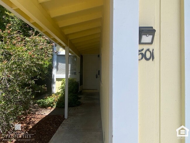 Building Photo - Charming 2 Bed / 1.5 Bath Duplex in Sonoma!