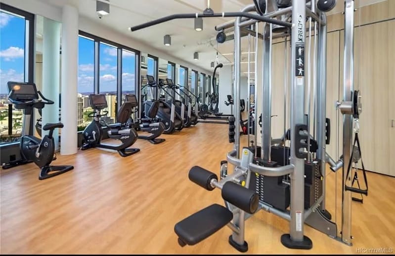 Building Photo - 987 Queen St