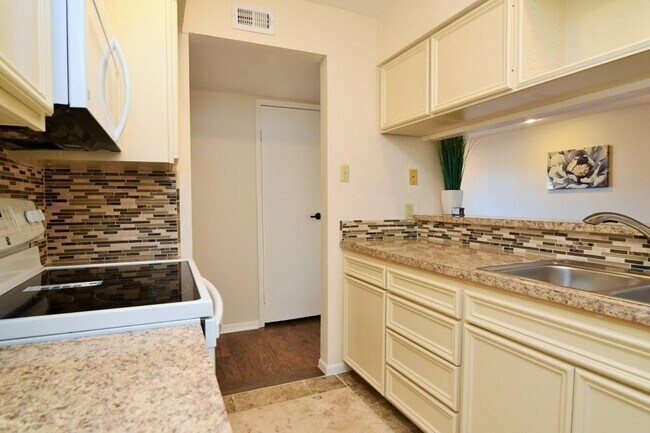 Building Photo - 3025 Walnut Bend Ln
