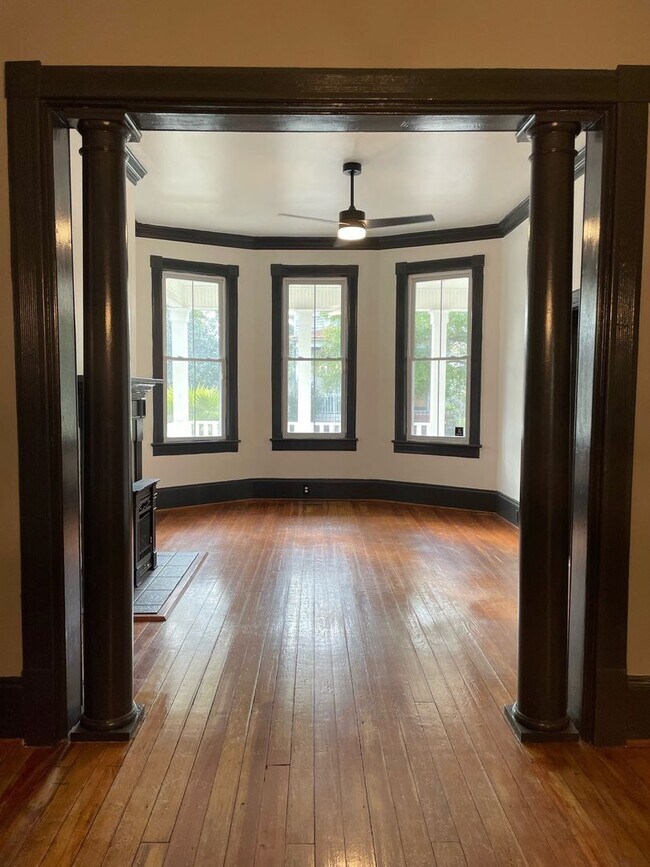 Building Photo - WALK TO STARLAND! APPLICATION PENDING