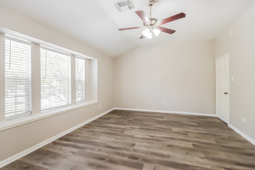 Building Photo - 18450 Hollow Oaks Cir