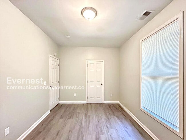 Building Photo - Spacious 3-Bedroom Home with Modern Amenities / Pet-Friendly / Available Now!