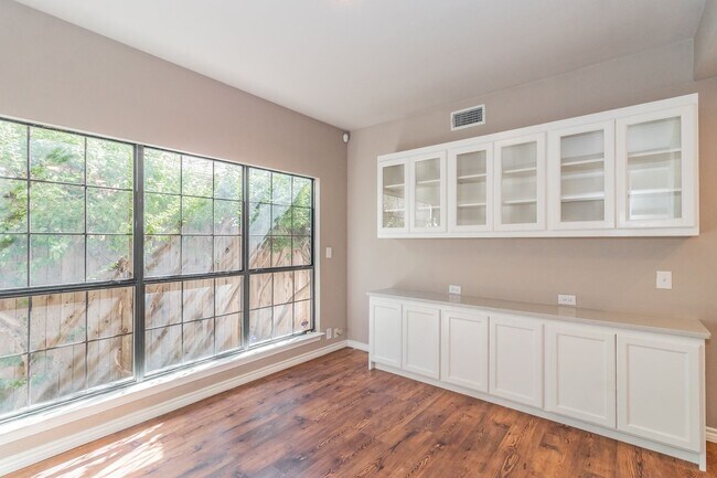 Building Photo - Beautiful townhome in a prime location nea...