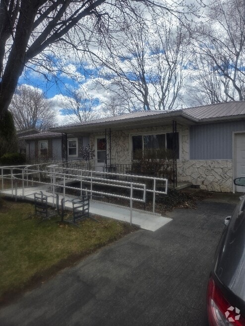 Building Photo - 513 Plainfield Dr