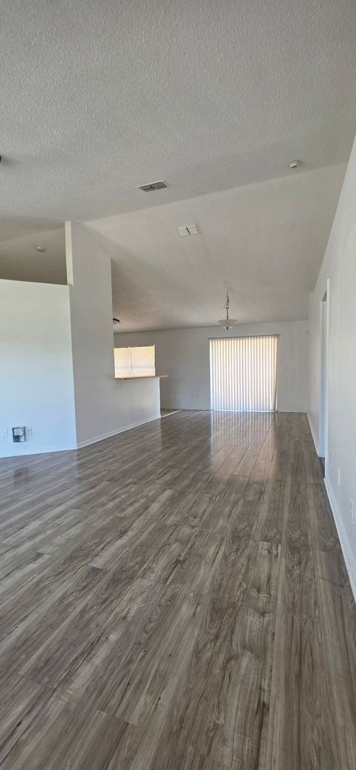 Building Photo - 3 Bedroom, 2 Bath Home with 2-Car Garage – 1,722 Sq Ft