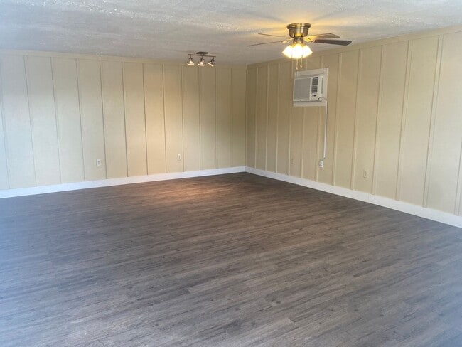 Building Photo - Studio Home located in Rogersville, TN