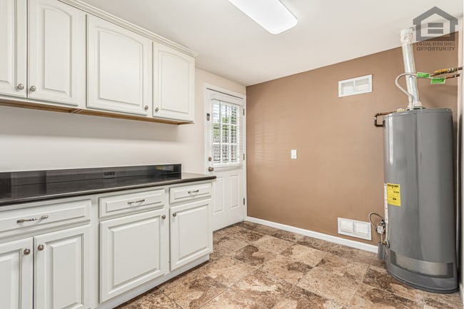 Building Photo - 3Bed/3Bath House at Thomas/7th Ave! Ready for Immediate Move-In! -- NO HOA! FULLY REMODELED!