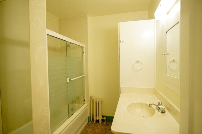 Building Photo - Paris on Mississippi! Fabulous 1Bdr Ready Soon!