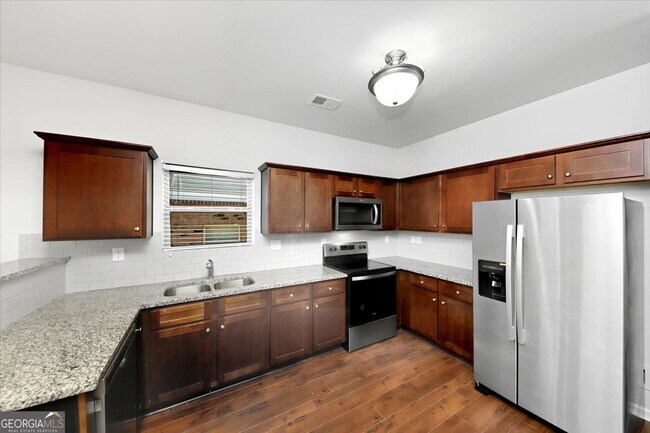 Building Photo - 541 Tulip Ln