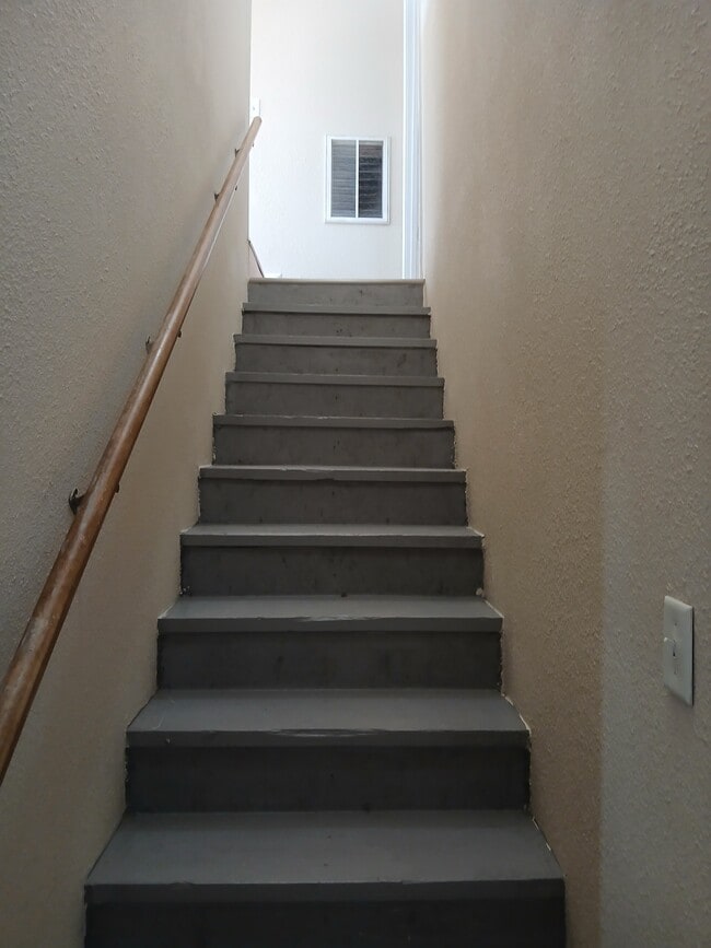 Building Photo - 513 S Ash St