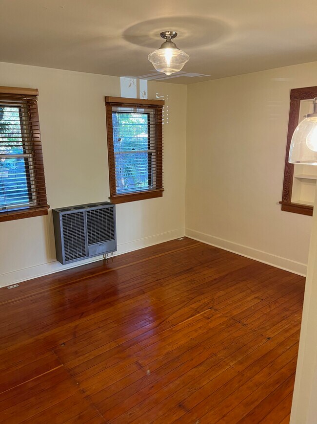 Building Photo - 135 E Ave 42