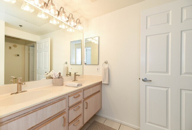 Building Photo - 640 Camino De La Reina