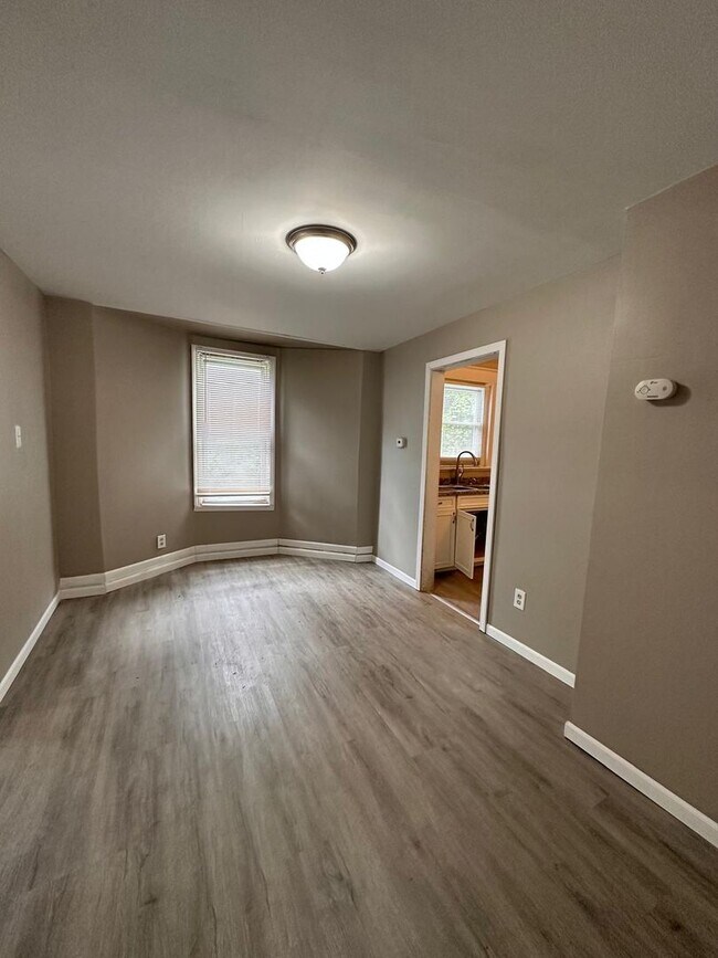 Building Photo - 3bedrooms 1 1/2 bathroom. The house is ver...