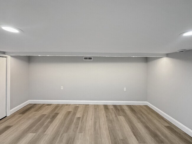 Building Photo - 733 N Linwood Ave