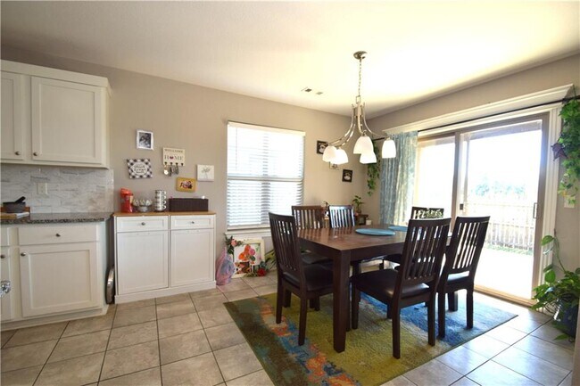 Building Photo - 3609 SW Mistletoe Ave