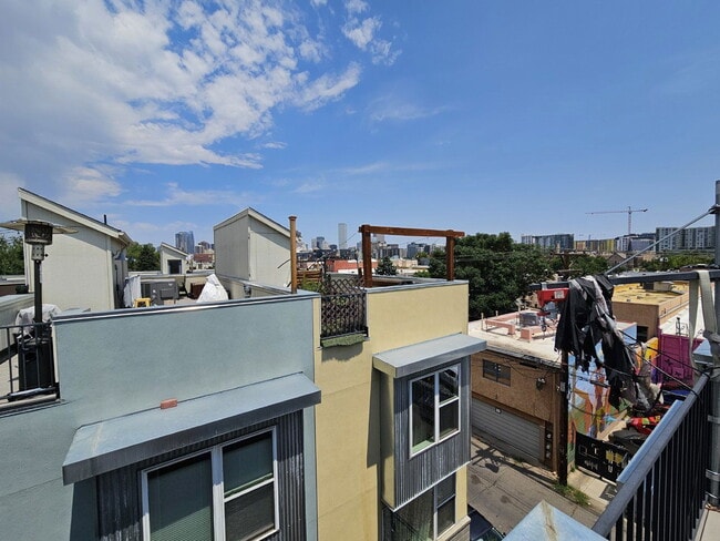 Building Photo - 868 Kalamath St