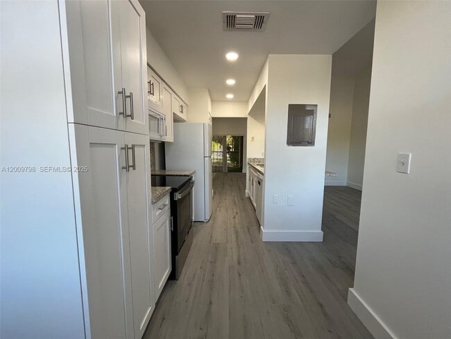 Building Photo - 9795 SW 138th Ave