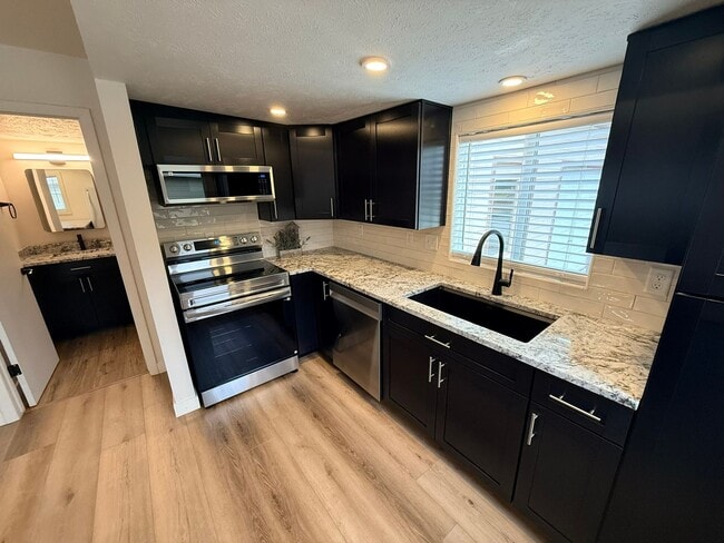 Building Photo - Updated 2-Bedroom Home with Oversized 1-Car Garage in Central Loveland