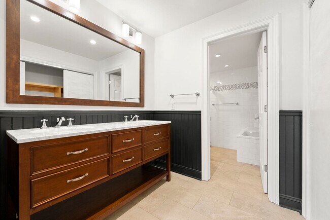 Building Photo - 200 Shearwater Ct W