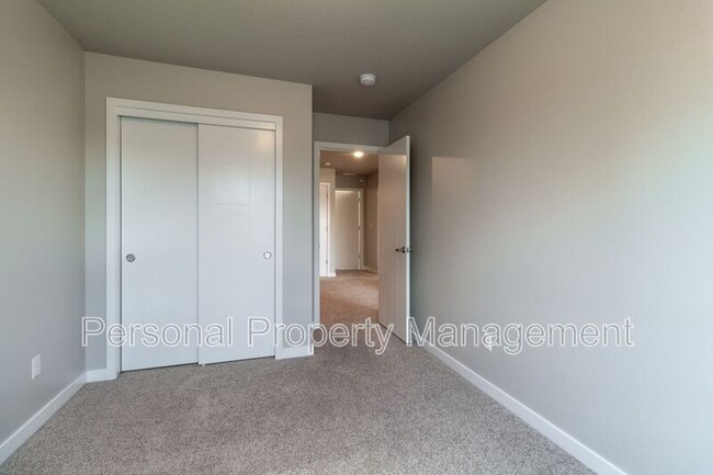Building Photo - 8715 NE 43rd Pl