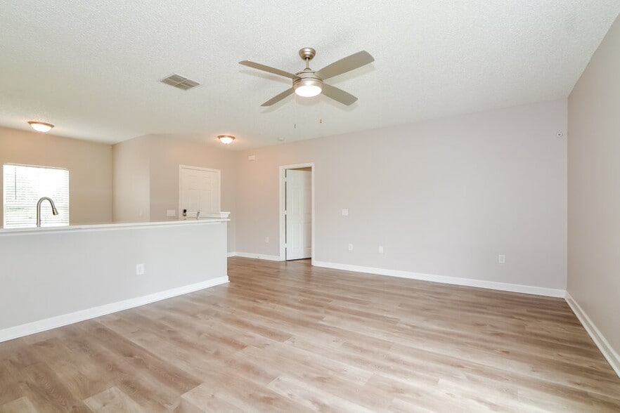 Building Photo - 627 Cotulla Dr