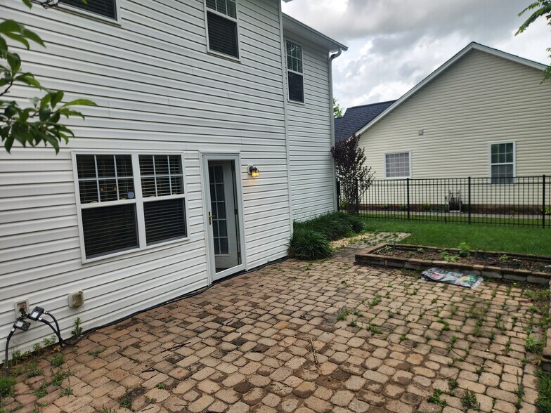 Building Photo - Room in House on Meadowcreek Village Dr