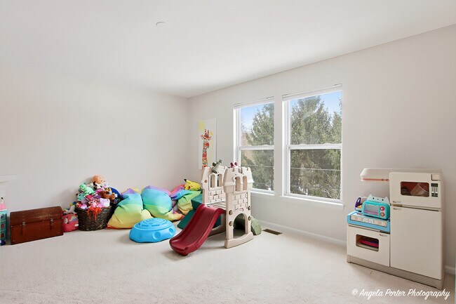 Building Photo - 1901 Kennedy Dr