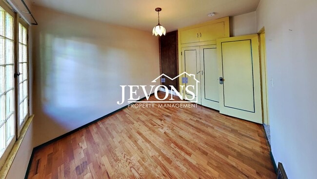Building Photo - $895 Rent Credit - Charming 3-bedroom home with washer and dryer, an equipped kitchen, and nearby...