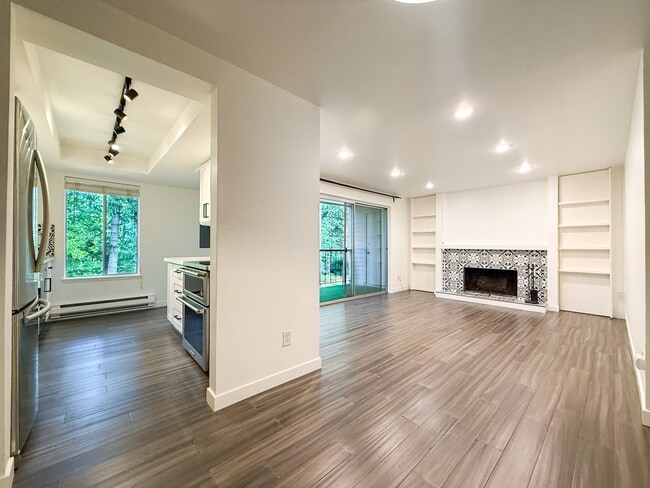Primary Photo - 4717 W Lake Sammamish Pkwy SE
