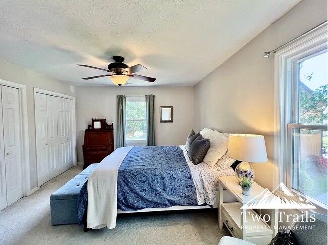 Building Photo - CHARMING UPSTAIRS CONDO IN HENDERSONVILLE