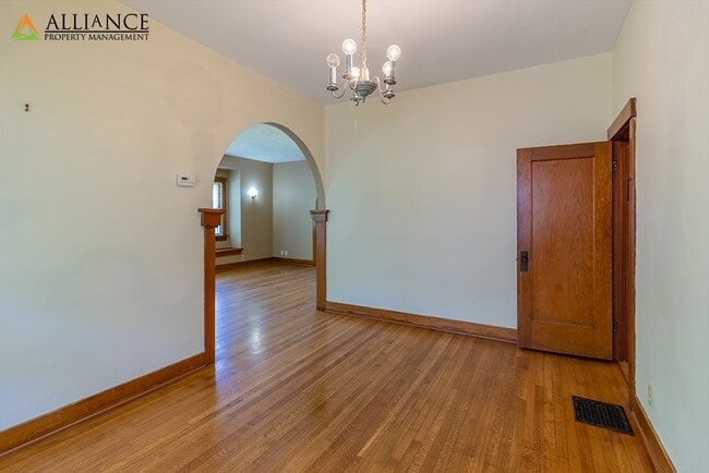 Building Photo - Gorgeous Home!!