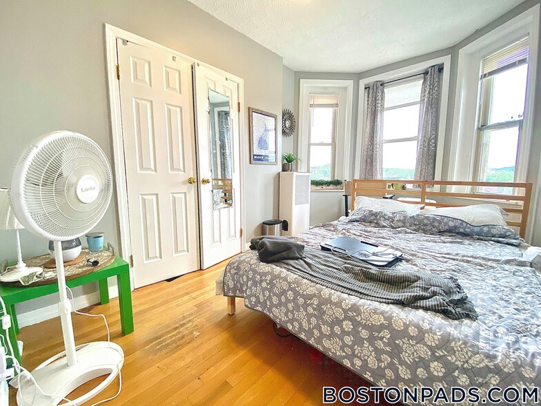 Building Photo - 879 Beacon St