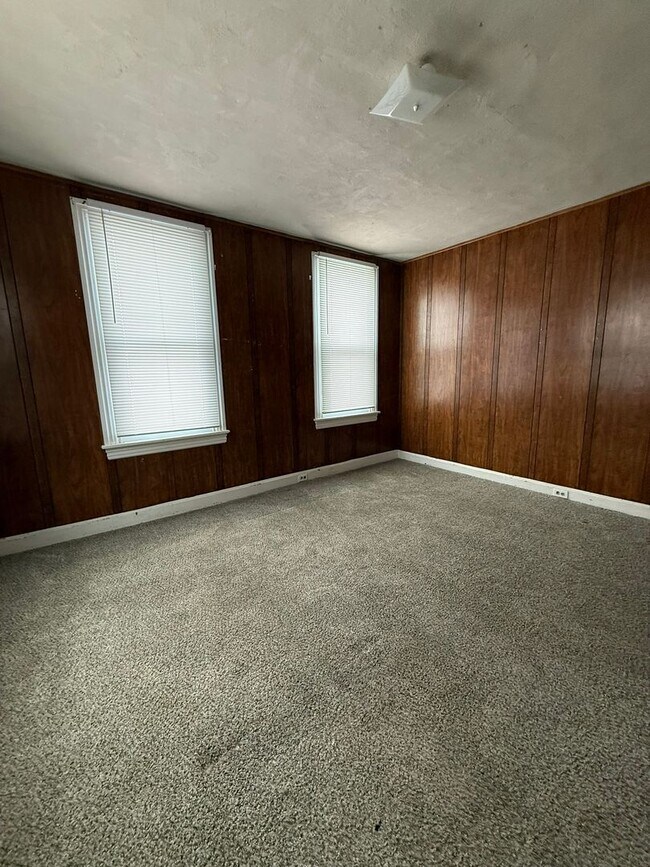 Building Photo - 344 E Park St