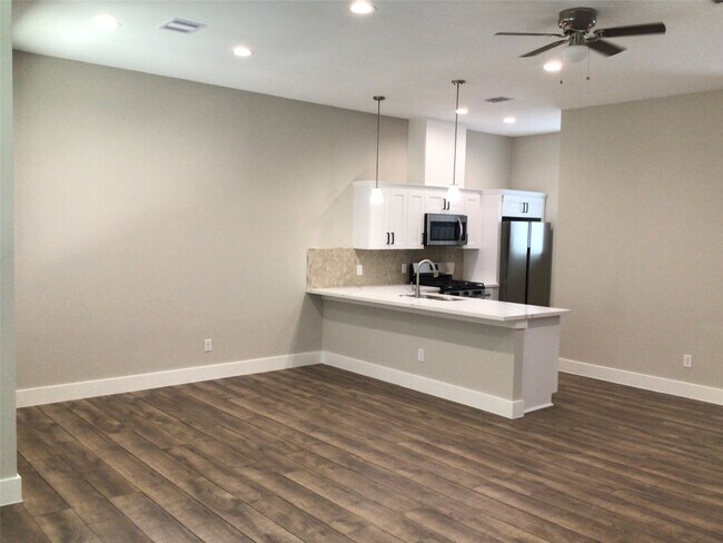 Building Photo - 2109 Marnel Rd