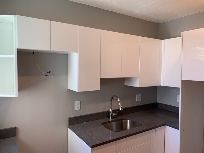 Building Photo - 8 Beethoven St