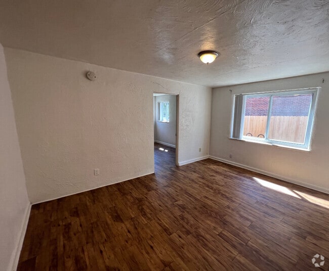 Living room looking at bedroom entrance - 955 16th St