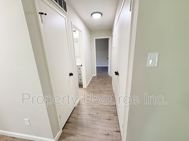 Building Photo - 2405 Sunny Ln