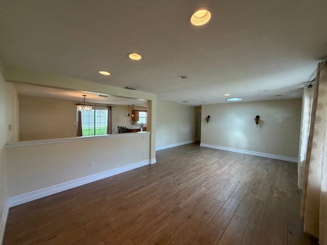 Building Photo - 104 Oakwood Ave