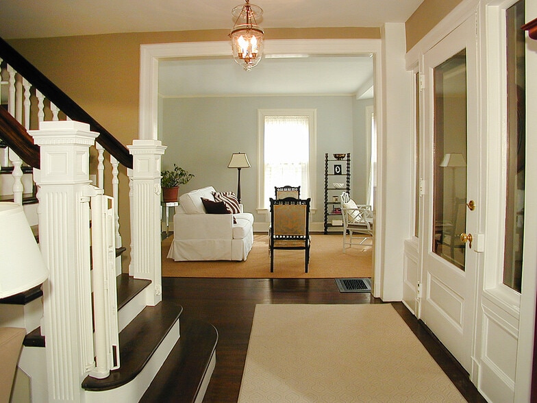 foyer - 195 Bishop St.