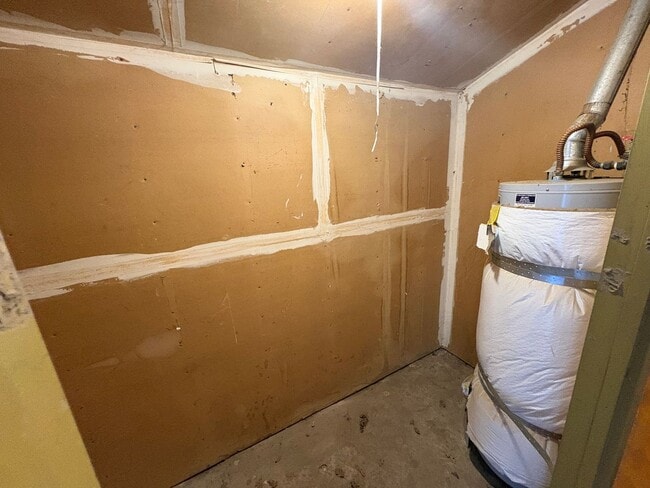 Building Photo - Upstairs Apartment Rent Ready!