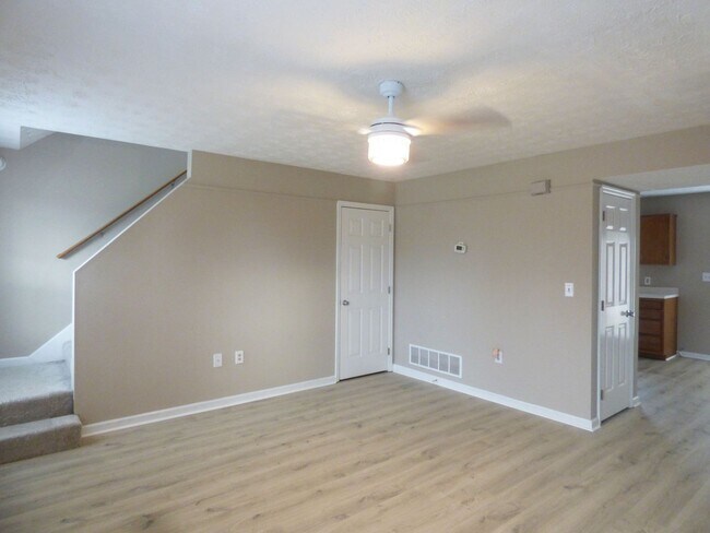 Building Photo - 338 E Oak St