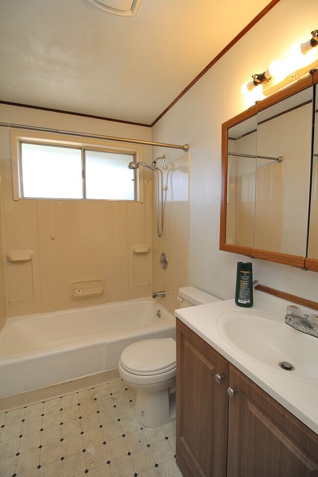 Building Photo - Cute and Ideal 3 Bedroom Ranch Style House...