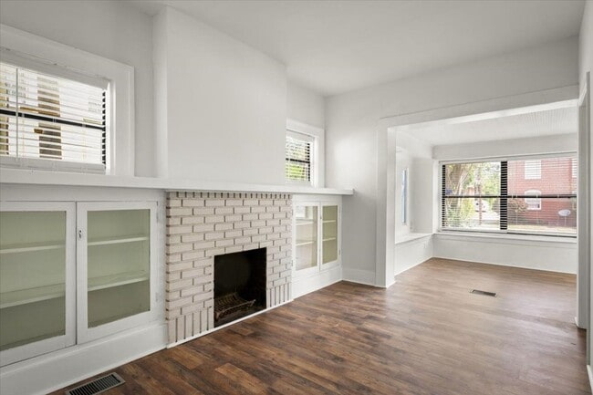 Building Photo - Beautifully Renovated 2/1 Unit in Historic...