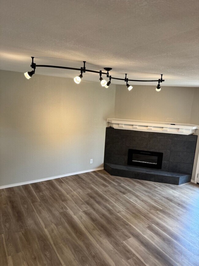 Building Photo - Newly renovated 3 bedroom 2.5 baths