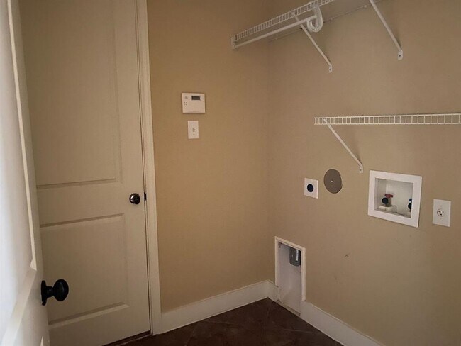 Building Photo - 302 Las Colinas Dr