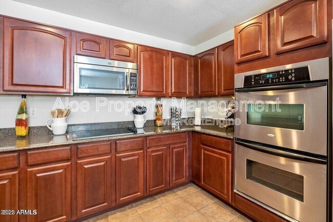 Building Photo - 45697 W Starlight Dr