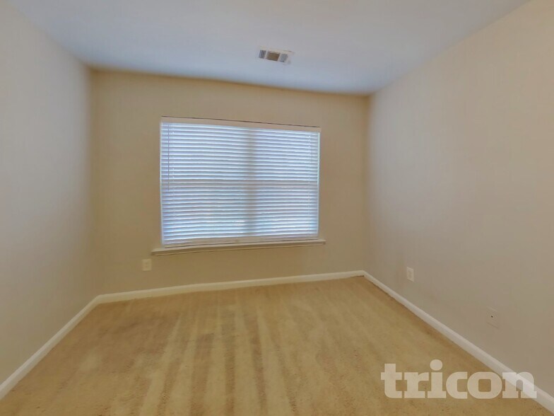 Building Photo - 3364 Estes Dr