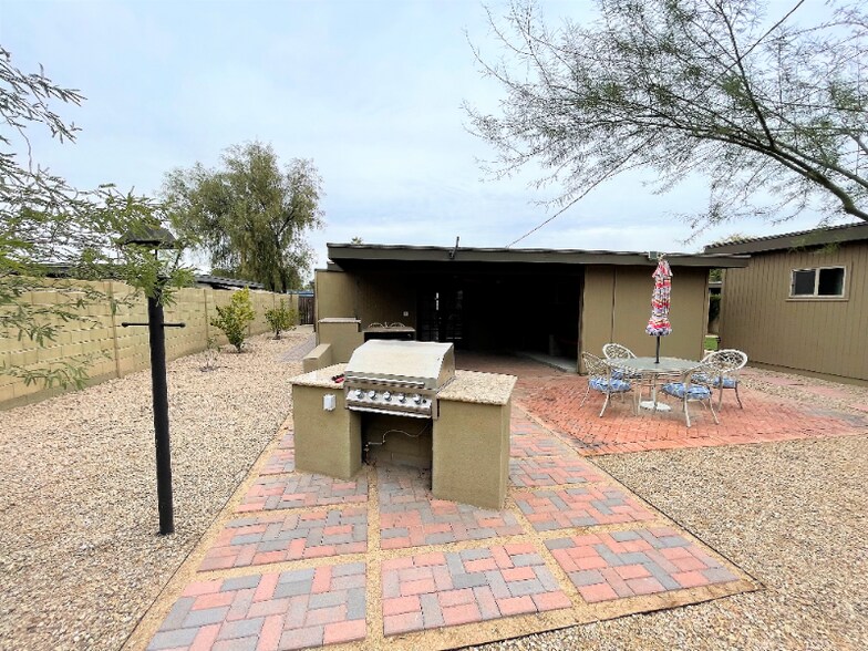 Building Photo - 3733 E Poinsettia Dr