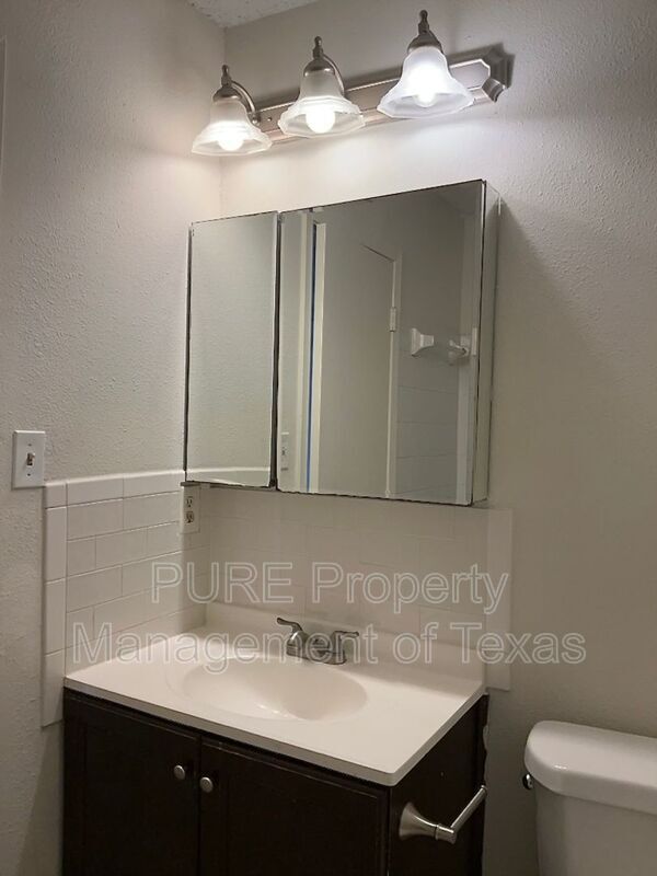 Building Photo - 801 Country Aire Dr